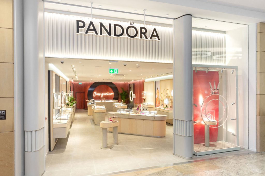 Pandora Jewelry storefront