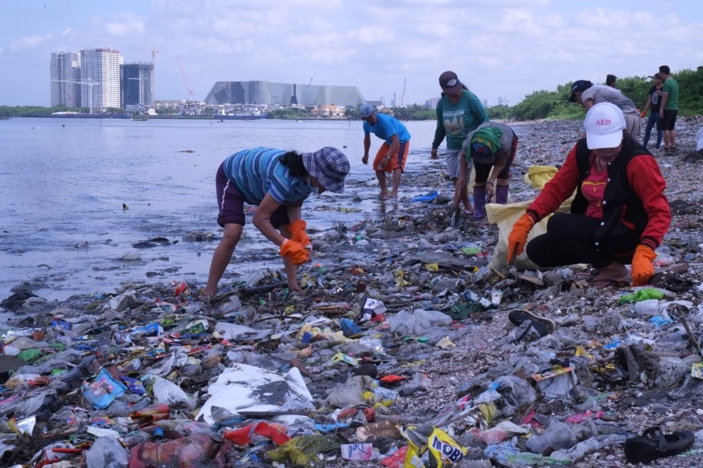 Philippines plastic cleanup