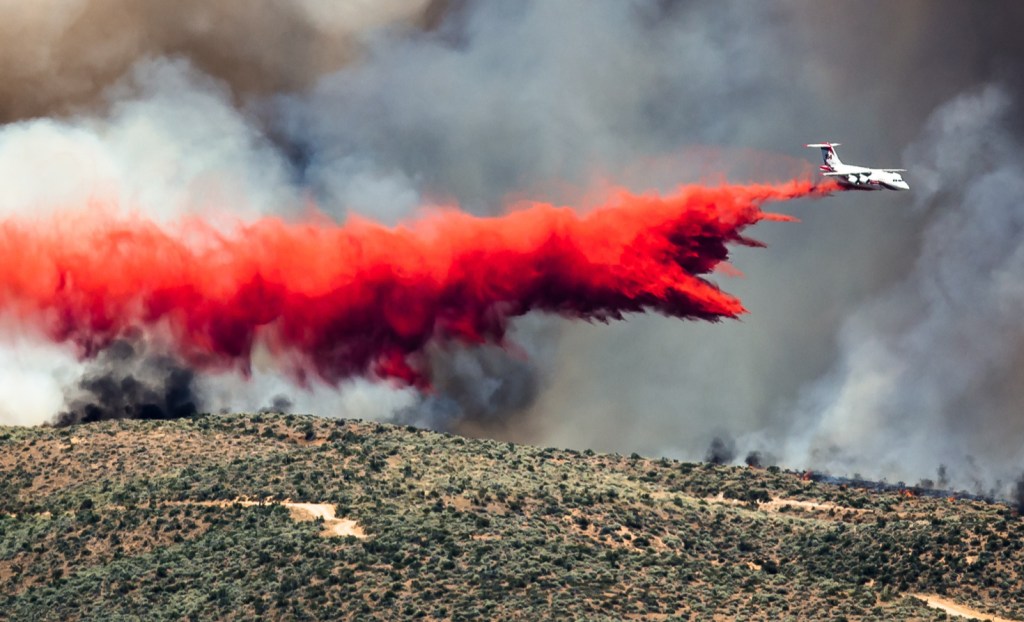 Plane in flight offloads fire dispersant