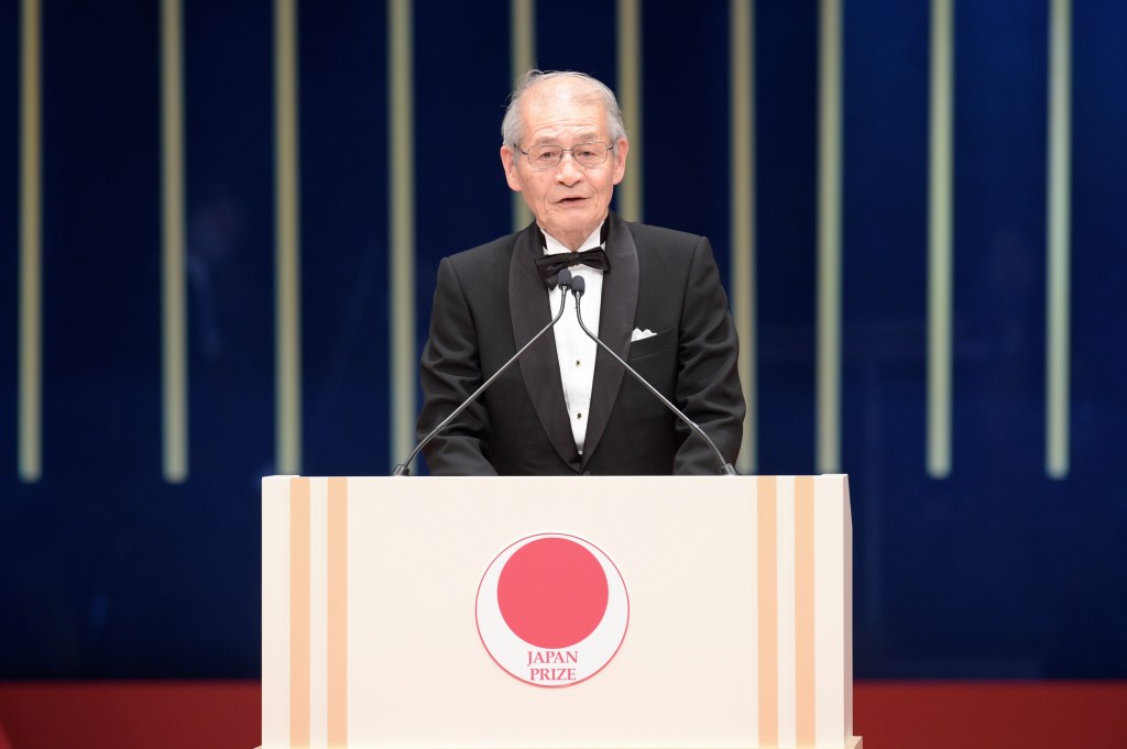 Dr. Akira Yoshino address the attendees at the ceremony for The Japan Prize