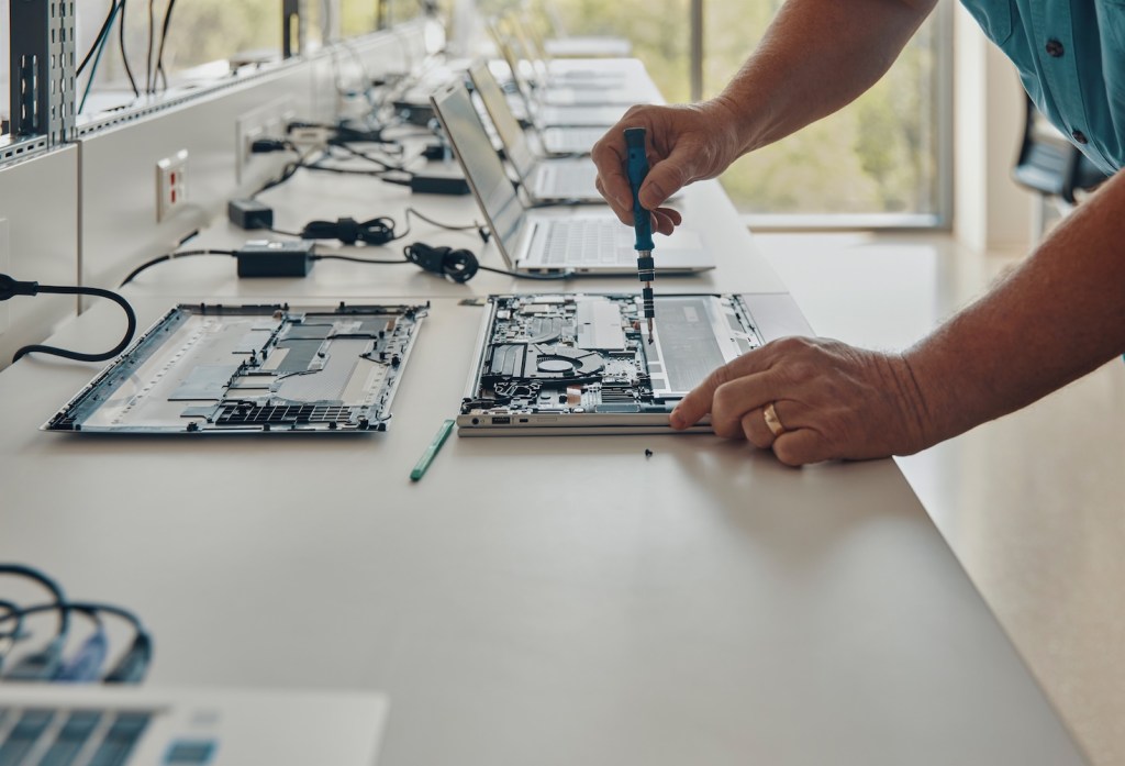 HP technician working on notebook computers